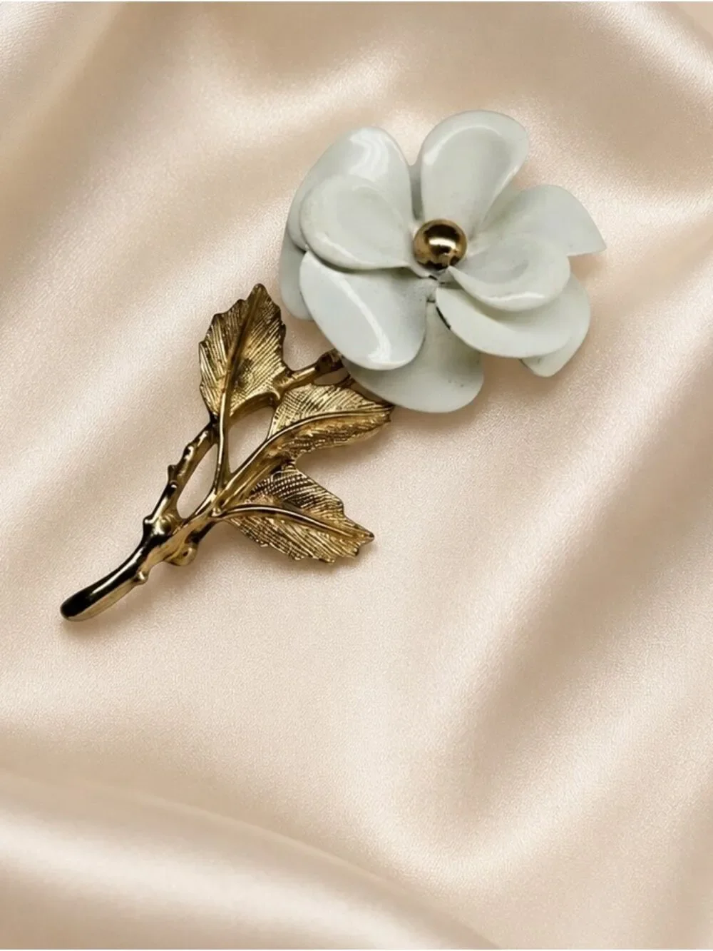 Avon Snow Flower Brooch 1972 Vintage White Floral Gold Tone Pin